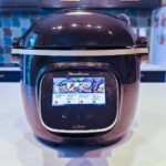Le Cookeo Touch Wifi affiche une recette pas à pas sur son écran tactile