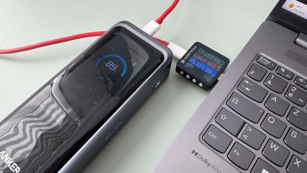 Batterie externe Anker Prime 26K 300W rechargeant un ordinateur portable à 95 W