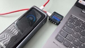 Batterie externe Anker Prime 26K 300W rechargeant un ordinateur portable à 95 W