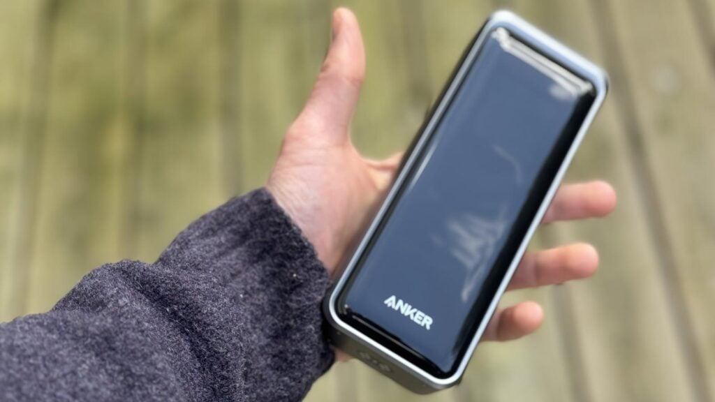 Batterie externe Anker Prime 26K 300W tenue en main pour illustrer son format