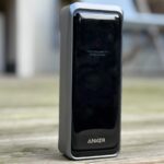 Design de la batterie Anker Prime 26K 300W avec finition gris mat et écran noir brillant