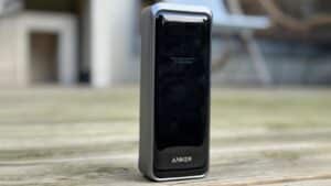 Design de la batterie Anker Prime 26K 300W avec finition gris mat et écran noir brillant