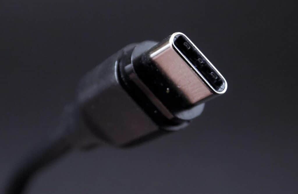 Câble USB-C réversible utilisé pour la charge et le transfert de données entre appareils