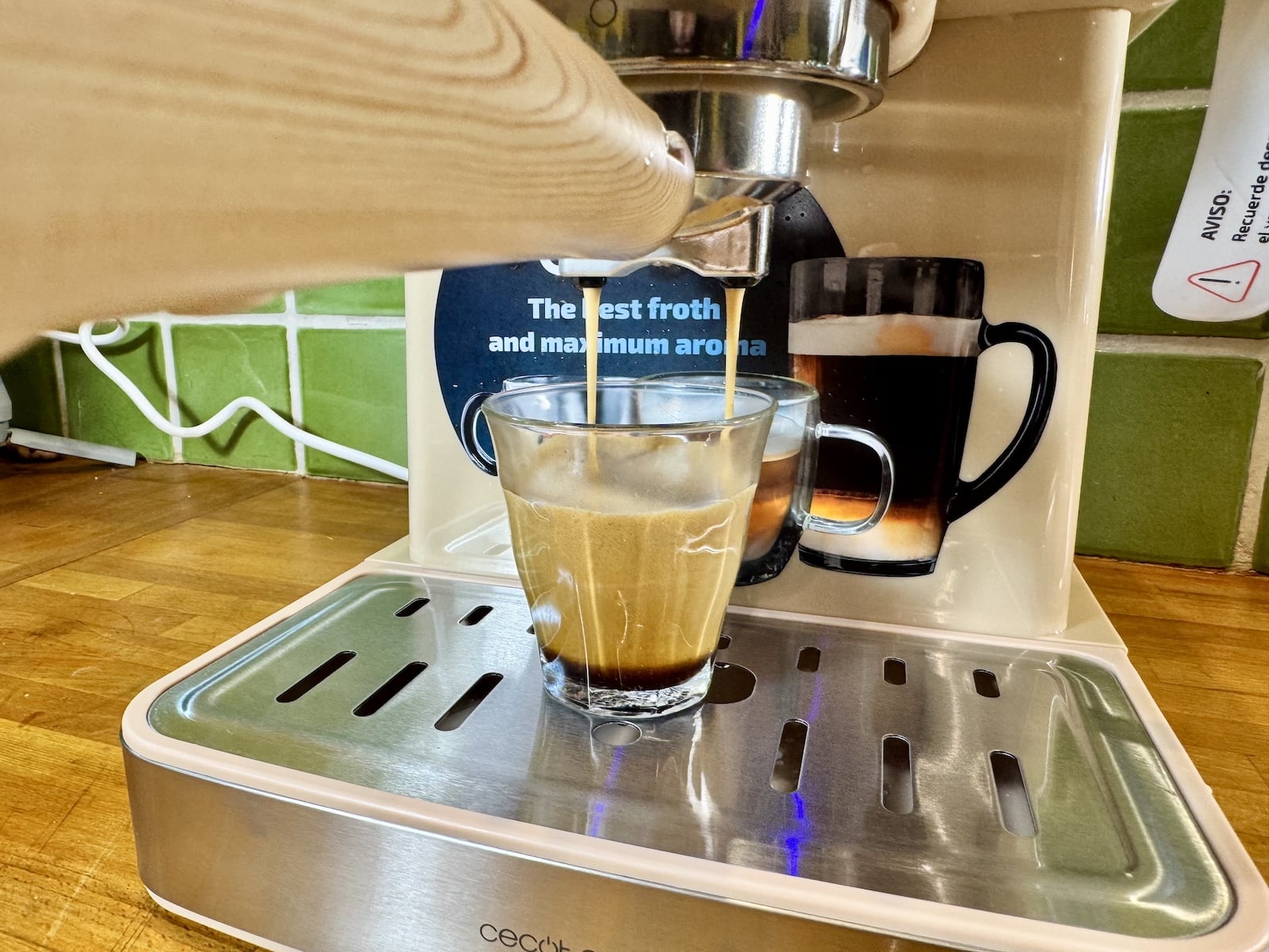 Un café qui coule Cecotec Machine à Café Power Espresso 20 Tradizionale © Labo Maison