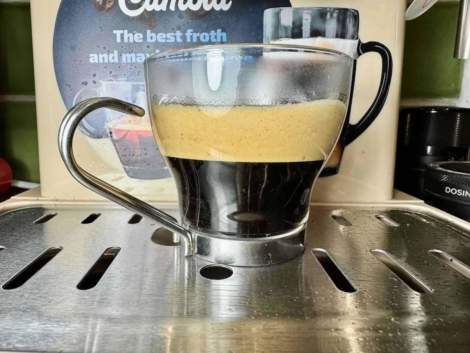 Un café mousseux avec la Cecotec Tradizionale © Labo Maison
