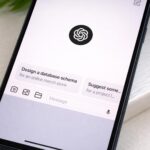 Smartphone affichant l’interface de ChatGPT, illustrant l’usage de l’IA pour piloter et optimiser le chauffage domestique