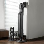 Dreame Z40 Station posé sur sa base avec l’ensemble des accessoires fournis pour le nettoyage de la maison