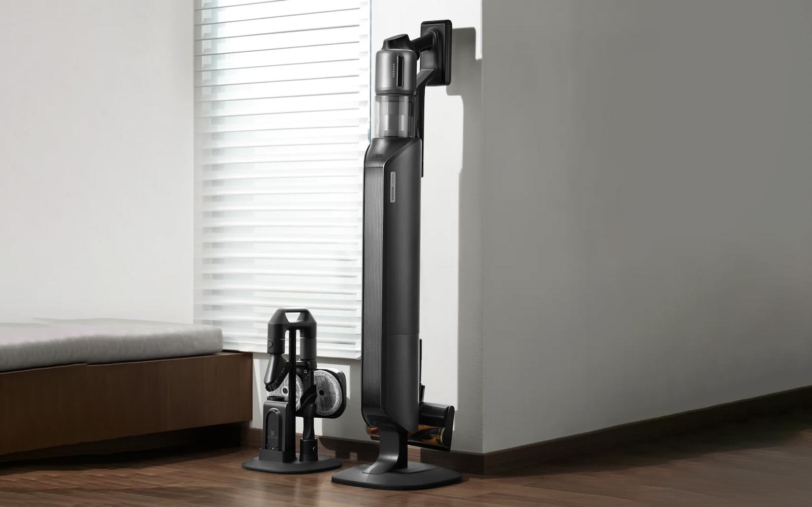 Dreame Z40 Station posé sur sa base avec l’ensemble des accessoires fournis pour le nettoyage de la maison