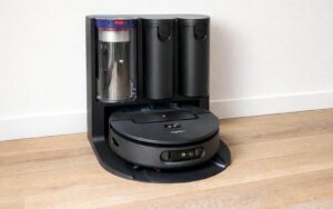 Robot aspirateur laveur Dyson Spot+Scrub AI installé sur sa station de nettoyage automatique