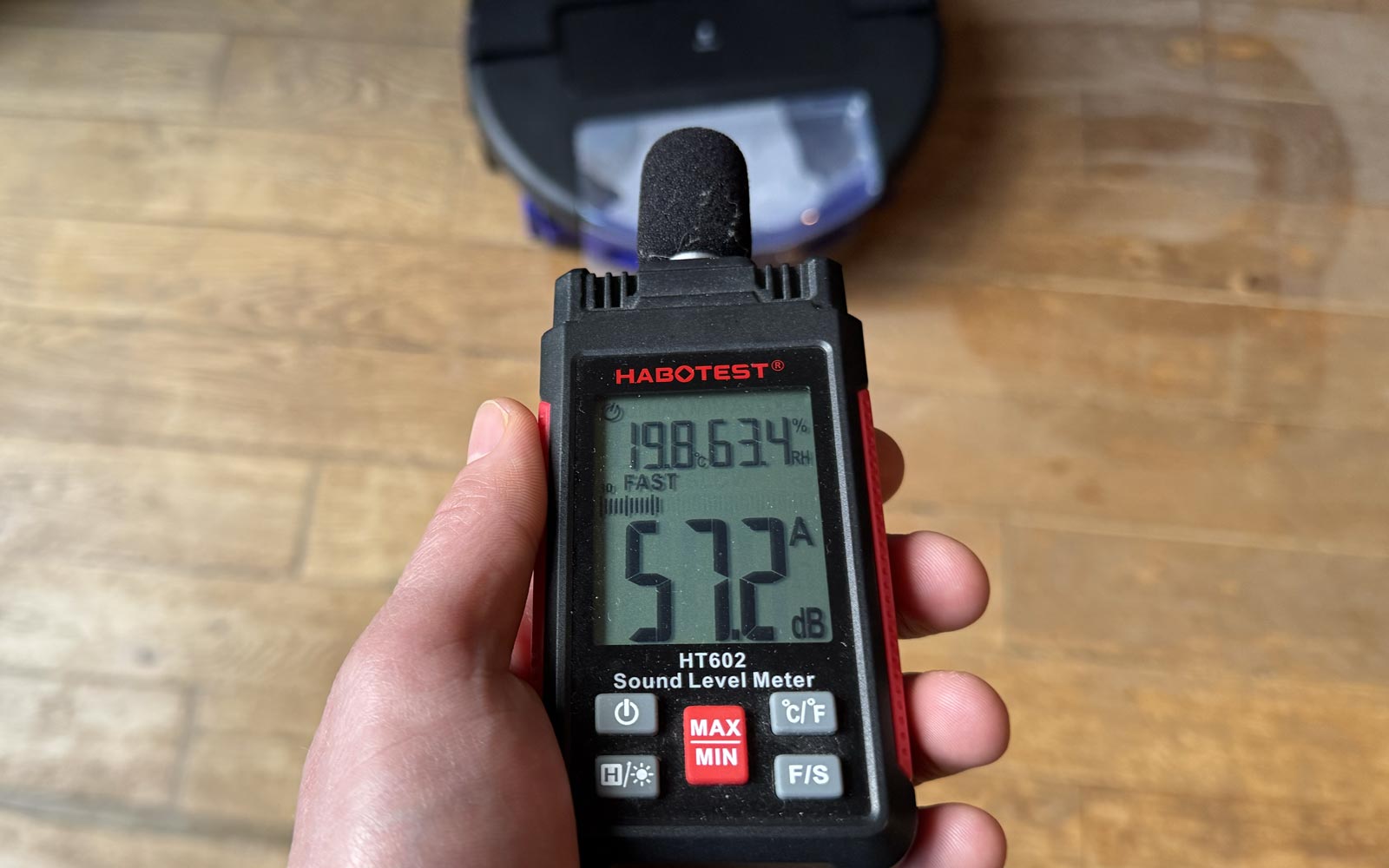 Mesure du niveau sonore du Dyson Spot+Scrub AI à 57,2 dB(A) en laboratoire