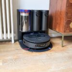 Robot aspirateur laveur Dyson Spot+Scrub AI posé sur sa station multifonction