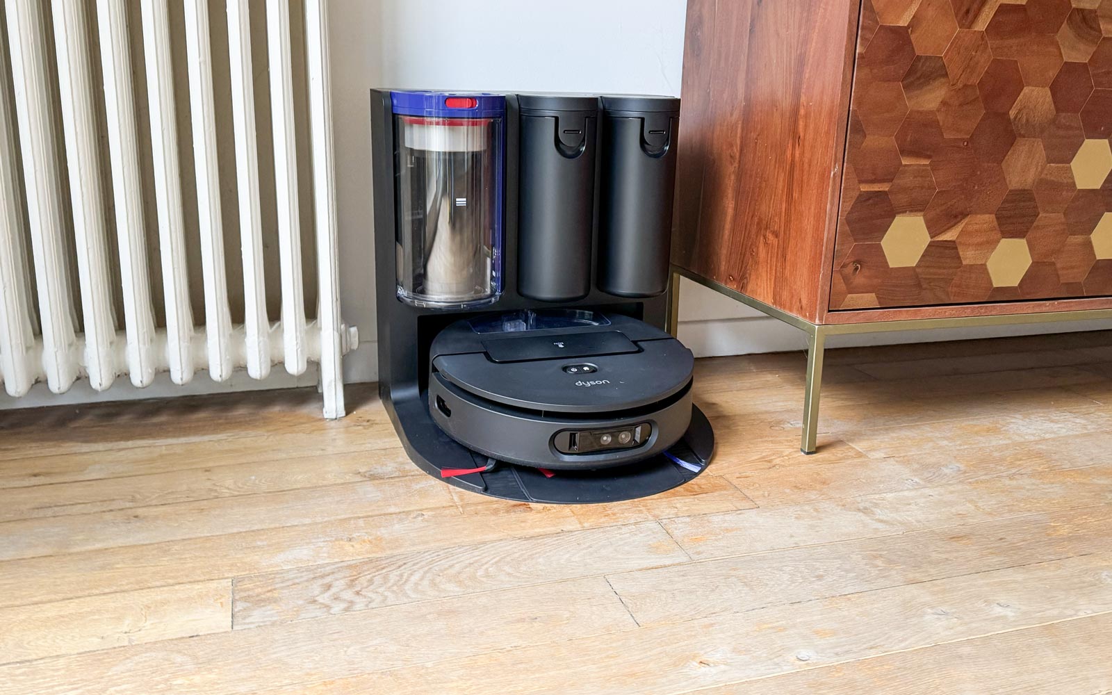 Robot aspirateur laveur Dyson Spot+Scrub AI posé sur sa station multifonction
