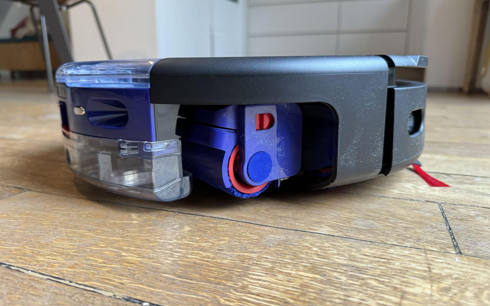 Rouleau de lavage du robot aspirateur Dyson Spot+Scrub AI en gros plan