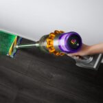 Dyson V15 Detect Absolute utilisé sur sol dur avec brosse laser et écran LCD