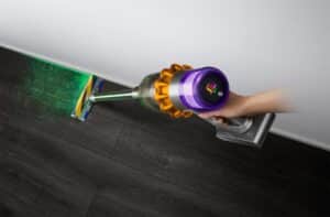 Dyson V15 Detect Absolute utilisé sur sol dur avec brosse laser et écran LCD
