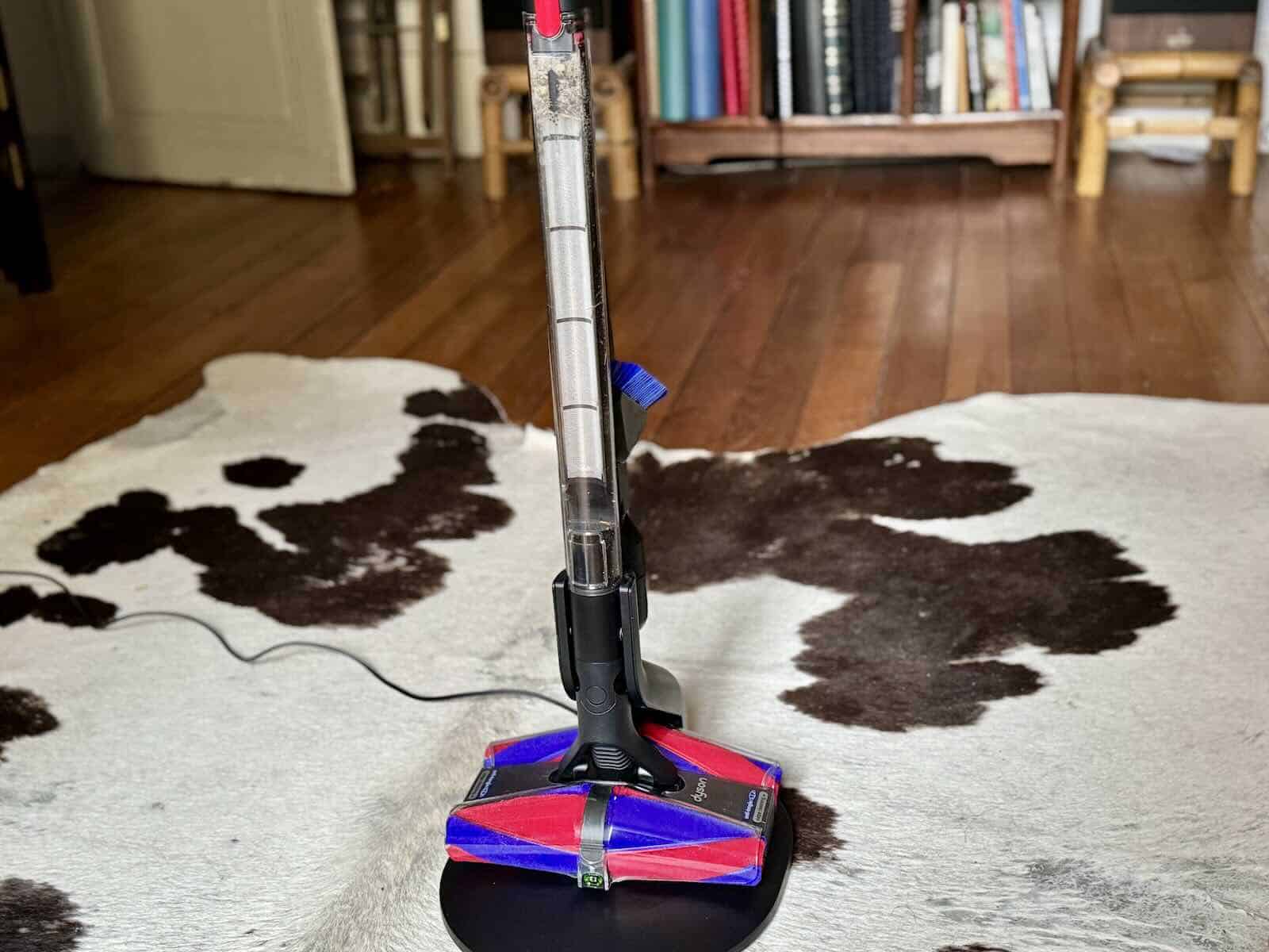 Le Dyson PencilVac Fulffycones sur sa base © Labo Maison
