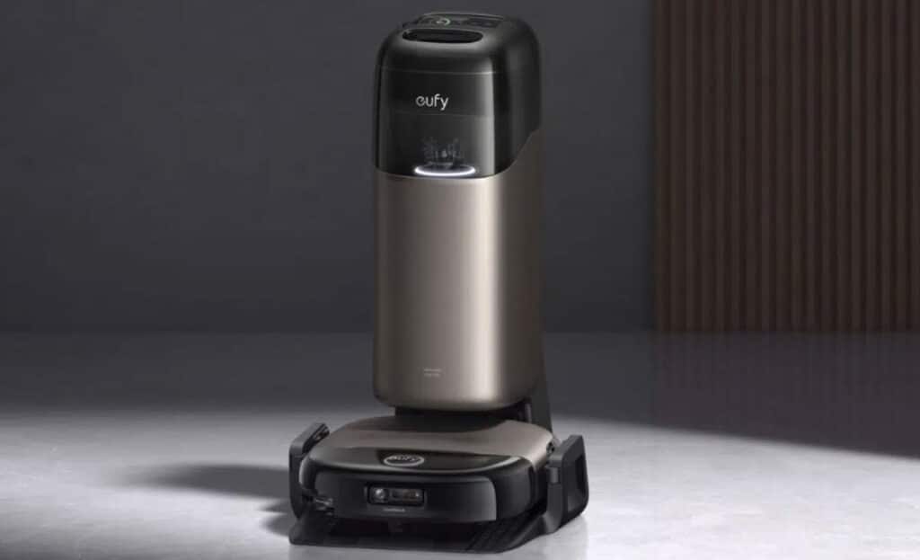 Robot aspirateur laveur Eufy Omni S2 vu de trois‑quarts, avec son rouleau de lavage et son design noir brillant posé devant sa station UniClean