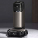 Robot aspirateur laveur Eufy Omni S2 vu de trois‑quarts, avec son rouleau de lavage et son design noir brillant posé devant sa station UniClean