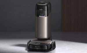 Robot aspirateur laveur Eufy Omni S2 vu de trois‑quarts, avec son rouleau de lavage et son design noir brillant posé devant sa station UniClean