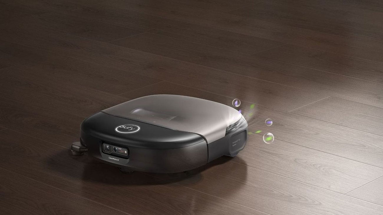 Robot aspirateur laveur Eufy Omni S2 en fonctionnement, avec un halo de vapeur parfumée qui se diffuse sur le côté pour illustrer son système d’aromathérapie intégré