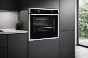 Four encastrable Sauter SOP5764X intégré dans une colonne de cuisine moderne, proposé à 399,99 € chez Cdiscount