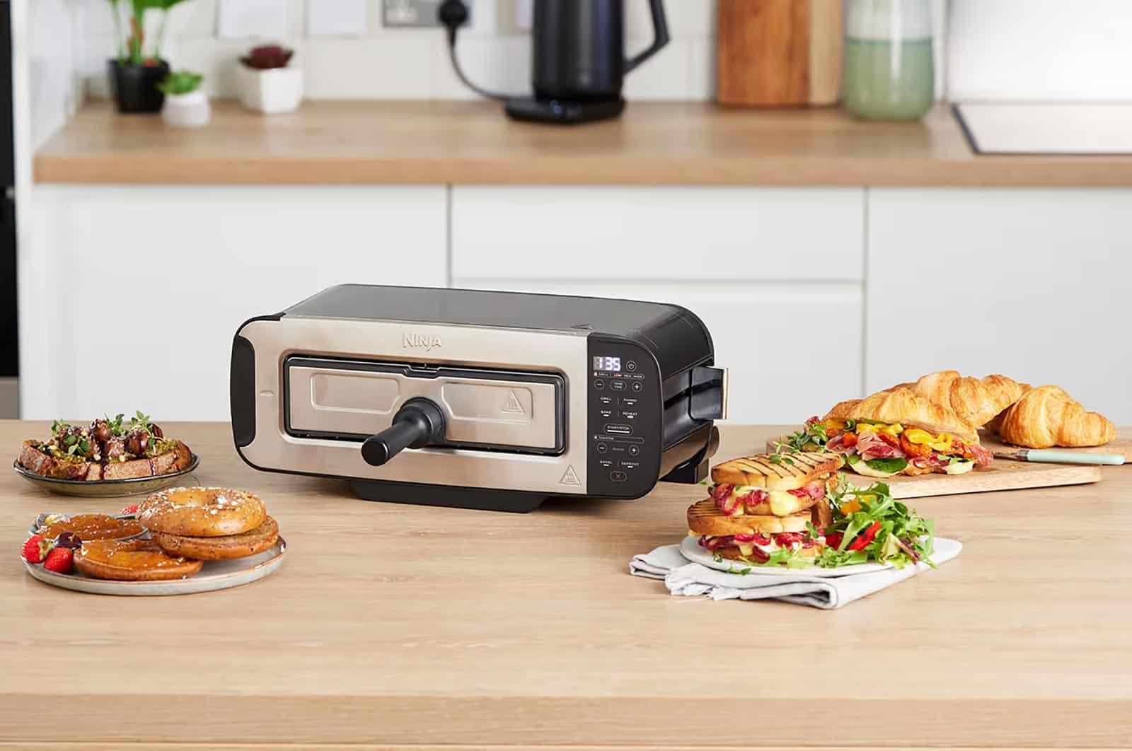 Grille-pain Ninja Foodi 3‑en‑1 compact sur un plan de travail, conçu pour les petites cuisines mais puissant