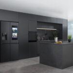 Réfrigérateur connecté Hisense RQ760 SmartScreen dans une cuisine moderne