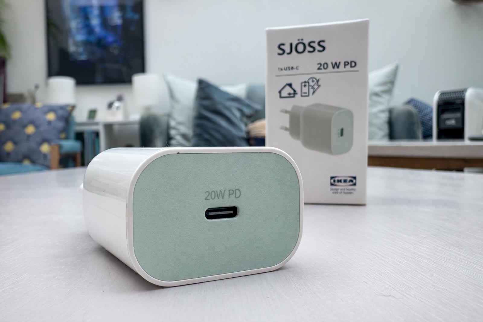 Chargeur USB‑C IKEA SJÖSS 20 W sur un bureau de test en laboratoire