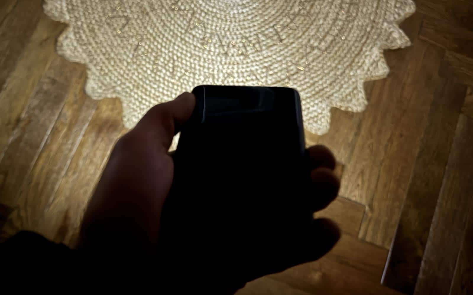 Lampe LED d'appoint allumée sur la tranche de la batterie INIU