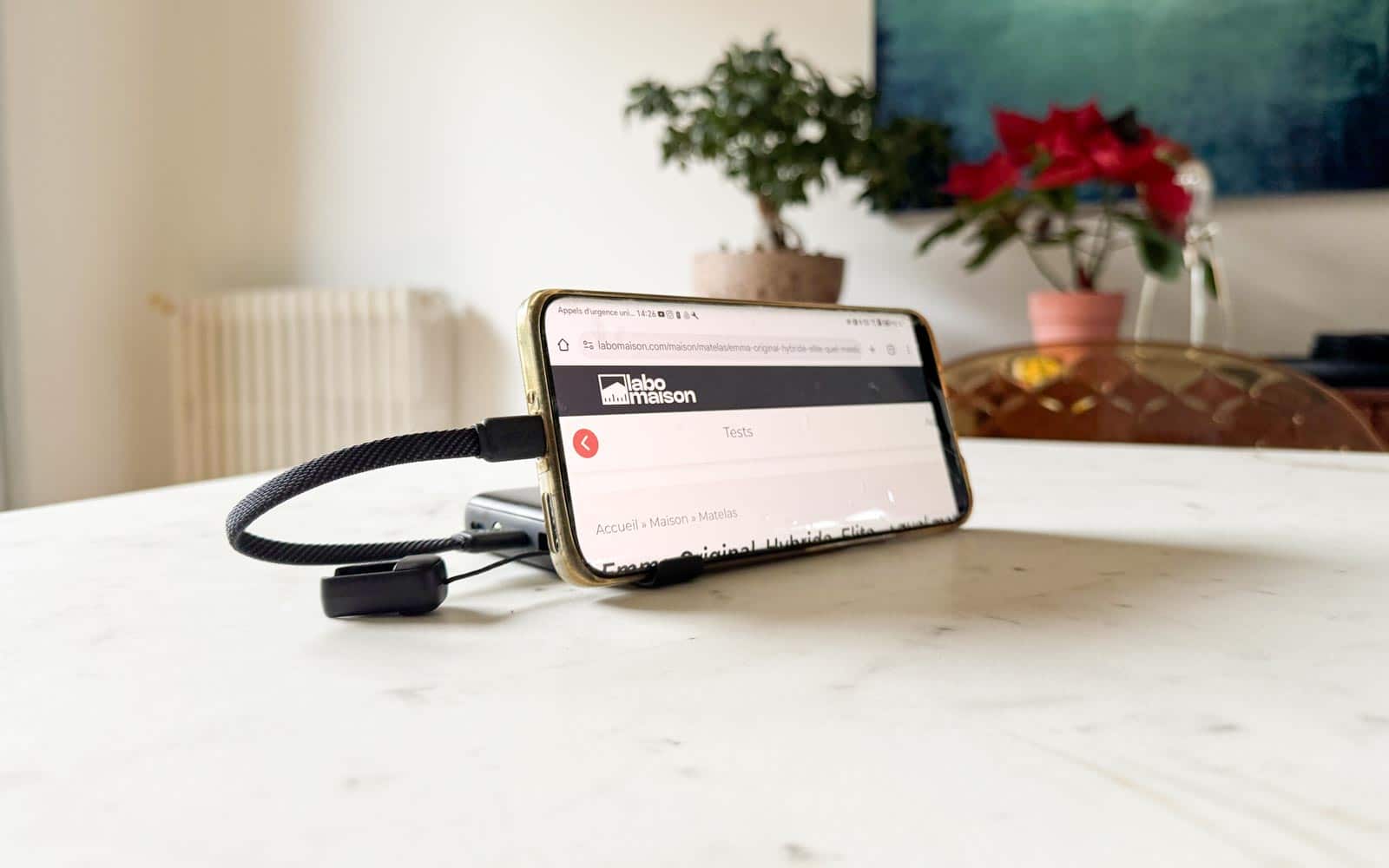 Support rétractable intégré sous la batterie Iniu Slim maintenant un smartphone à l'horizontale