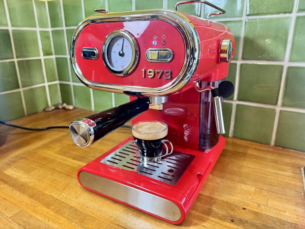 Un café trop mousseux avec la Lidl Silvercrest Machine expresso Retro 1973 © Labo Maison