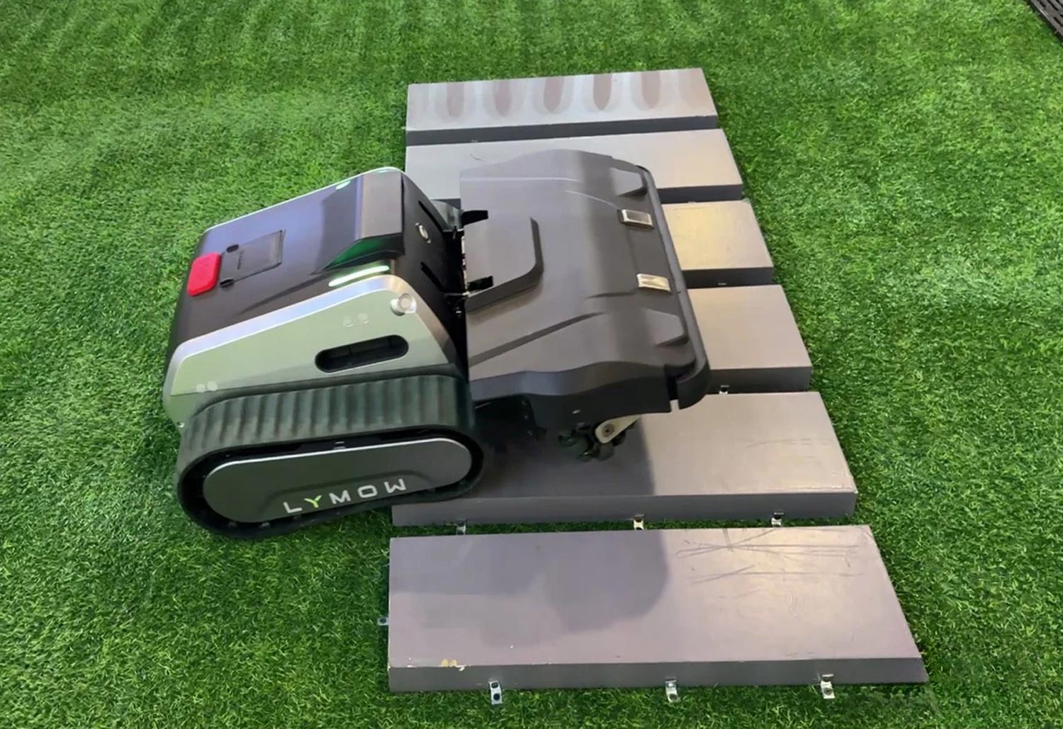 Lymow One Plus franchissant un obstacle de 7 cm grâce à ses chenilles tout-terrain
