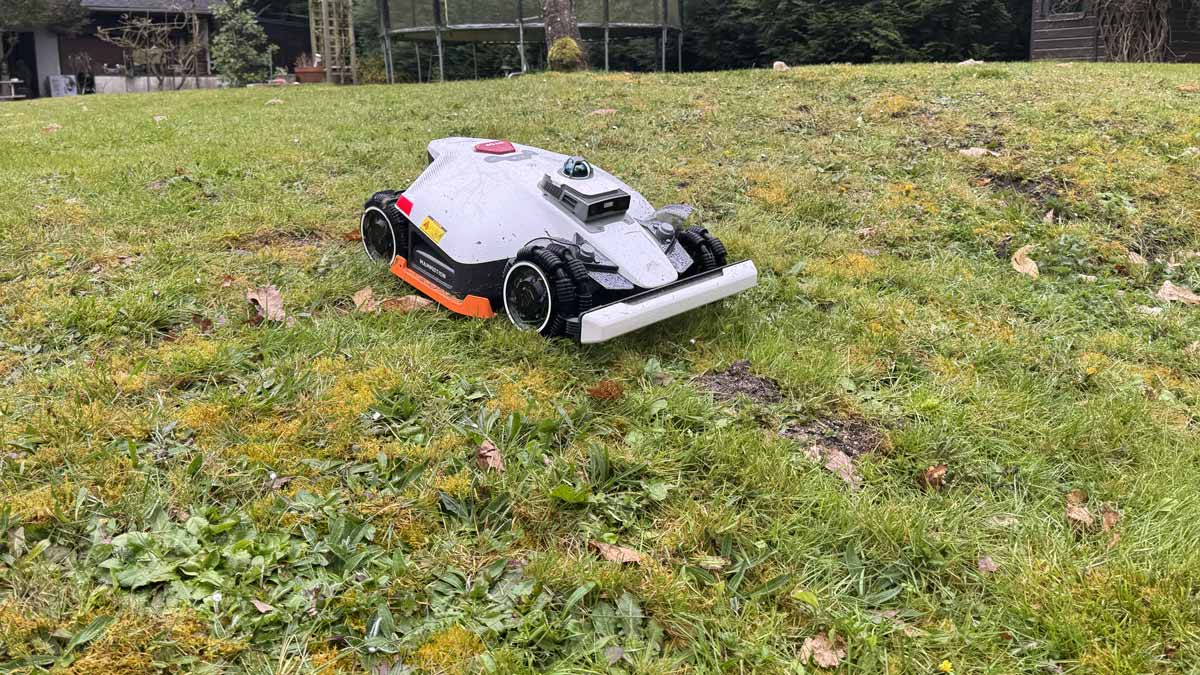 Robot tondeuse Mammotion Luba 3 AWD tondant une très grande pelouse pour illustrer sa grande autonomie.