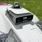 Gros plan sur le système LiDAR, double caméra avant et le pare-chocs du robot tondeuse Mammotion Luba 3 AWD.