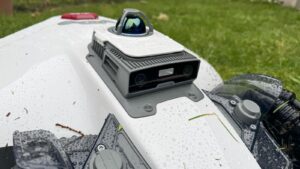 Gros plan sur le système LiDAR, double caméra avant et le pare-chocs du robot tondeuse Mammotion Luba 3 AWD.
