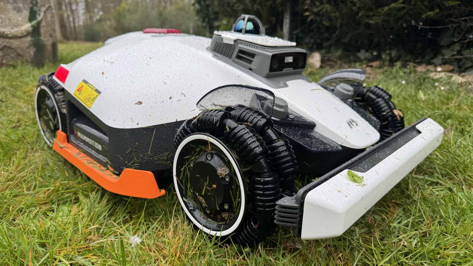 Vue générale du robot tondeuse Mammotion Luba 3 AWD mettant en évidence son gabarit massif et ses roues avant.