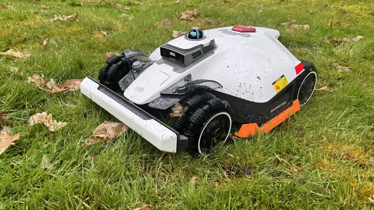 Le robot tondeuse Mammotion Luba 3 AWD contournant un obstacle de manière fluide sur la pelouse.