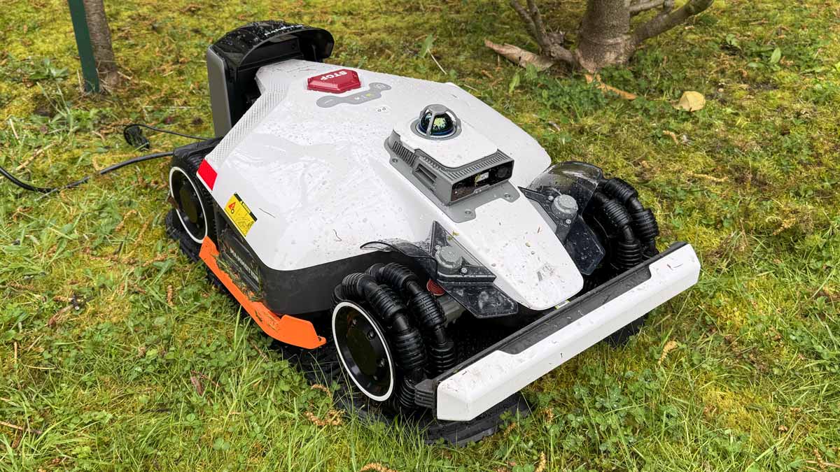 Robot tondeuse Mammotion Luba 3 AWD stationné sur sa base de recharge compacte, illustrant l'installation sans fil ni antenne RTK externe.