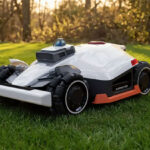 Robot tondeuse 4x4 Mammotion Luba 3 AWD en action sur une pelouse