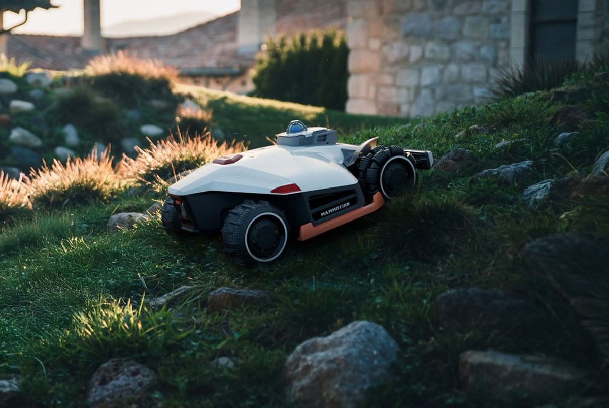 Robot tondeuse Mammotion Luba 3 AWD sur terrain escarpé et accidenté