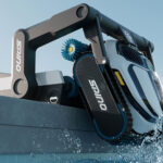 Robot nettoyeur de piscine Mammotion Spino S1 Pro en fonctionnement au fond d’un bassin, suivant les parois pendant que la surface de l’eau reste calme.