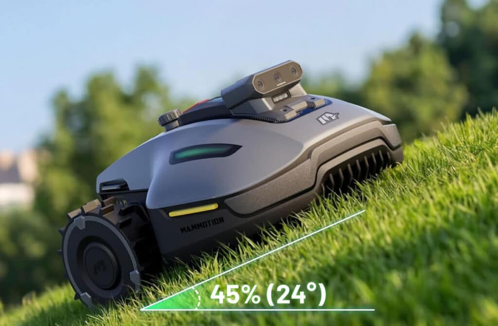 Robot tondeuse Mammotion Yuka Mini 2 en fonctionnement sur une pente de 45 pour cent
