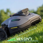 Robot tondeuse Mammotion Yuka Mini 2 en fonctionnement sur une pente de 45 pour cent