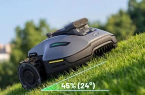 Robot tondeuse Mammotion Yuka Mini 2 en fonctionnement sur une pente de 45 pour cent