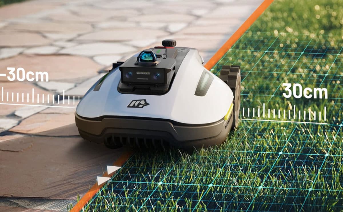 Robot tondeuse Mammotion Yuka mini 2 posé sur une pelouse, prêt à démarrer la tonte.