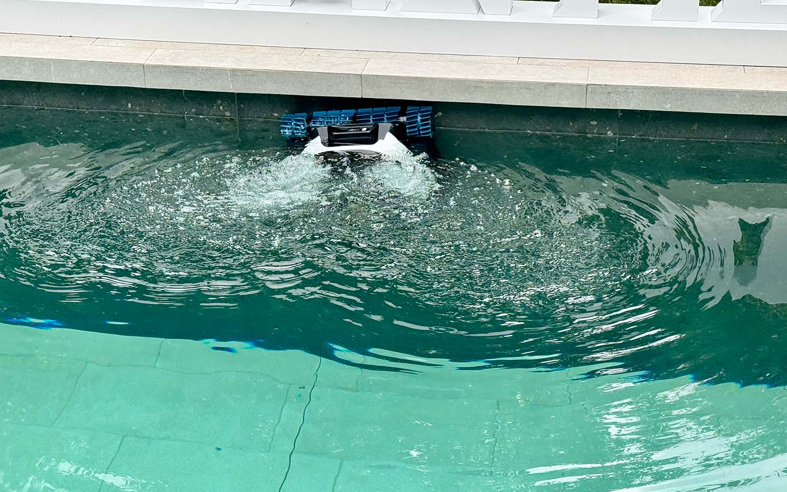 Le robot piscine Mammotion Spino S1 Pro © Labo Maison