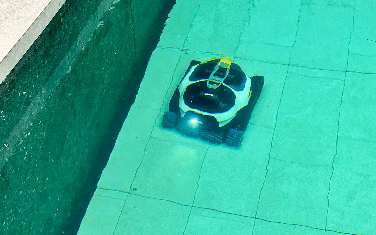 Le robot piscine Mammotion Spino S1 Pro © Labo Maison