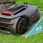 Robot tondeuse Mova LiDAX Ultra montant une pente herbeuse inclinée à 45 degrés avec facilité.