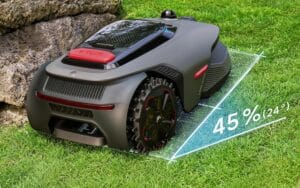 Robot tondeuse Mova LiDAX Ultra montant une pente herbeuse inclinée à 45 degrés avec facilité.