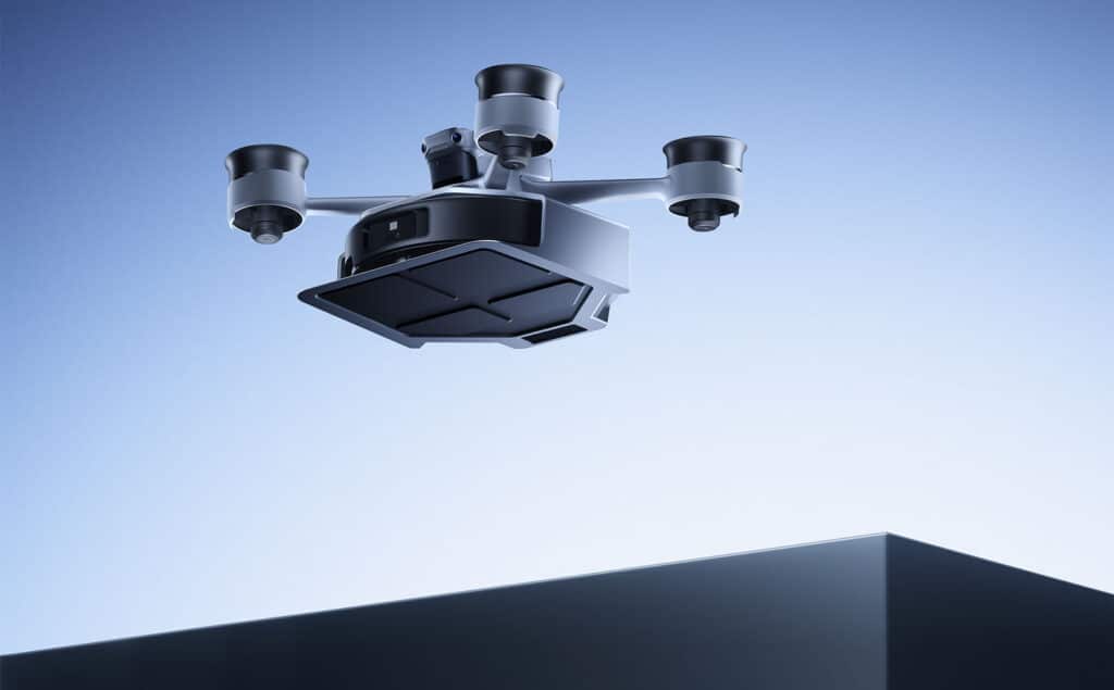 Drone Mova Pilot 70 transportant un robot aspirateur entre deux étages au CES 2026